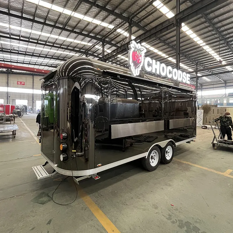 Трейлър на Matte Black Airstream